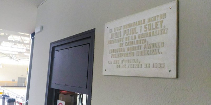 Placa commemorativa de la inauguració del Pavelló Poliesportiu.