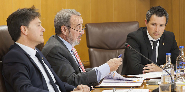 Minguillon (dreta) i Pintos, ahir al consell del comú de la capital.