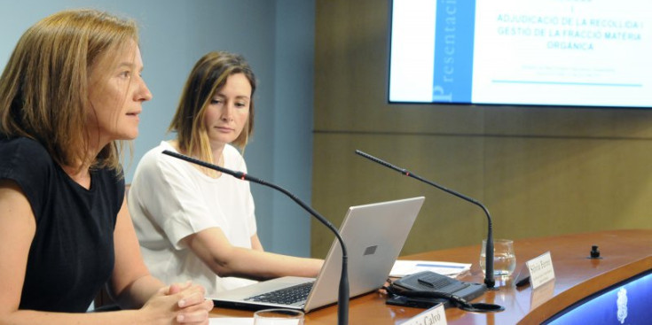 La ministra Sílvia Calvó i la cap de l’àrea de Gestió i Control Ambiental i Seguretat Industrial, Sílvia Ferrer, ahir.