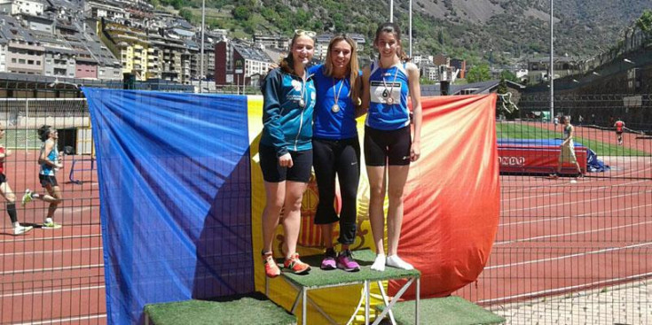 El podi dels 100 femenins, amb la vencedora Cristina Llovera al centre.