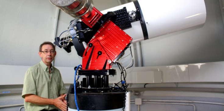 Joan Pujol amb un telescopi