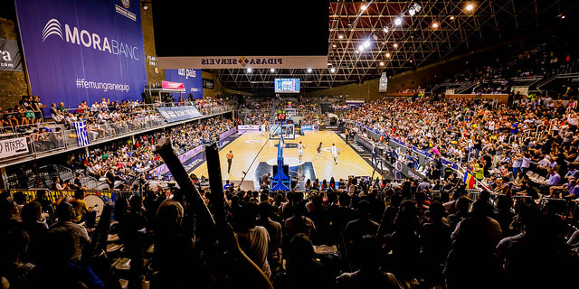 El Poliesportiu, celebra el triomf contra el Reial Madrid en els compassos finals del segon enfrontament dels quarts de final del play-off pel títol.