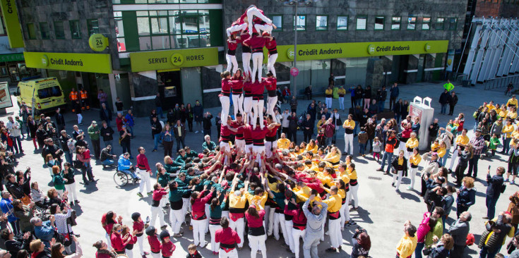 Els Castellers d’Andorra aixequen una construcció a la plaça de la Rotonda