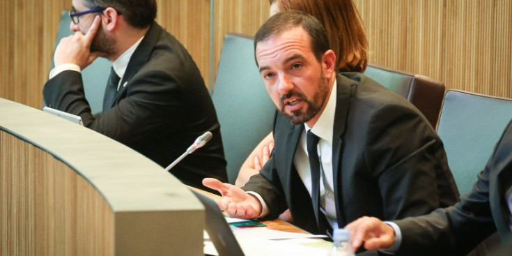 El ministre d’Ordenament Territorial, Jordi Torres, durant la sessió de control, ahir.