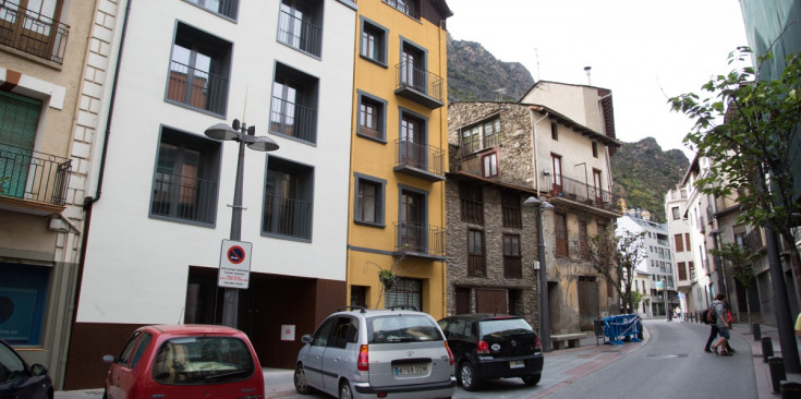 L’hotel Glòria i a la dreta, després del bloc groc, els dos edificis que s’enderrocaran, ahir.