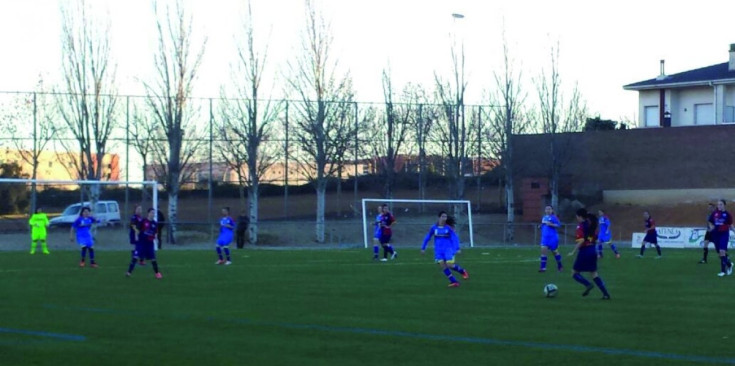 Les jugadores de l'Enfaf juvenil, ahir contra el Mercantil a Sabadell