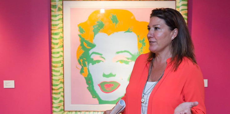 La comissària de l'exposició, Lola Duran, durant la presentació de 'This is pop art'