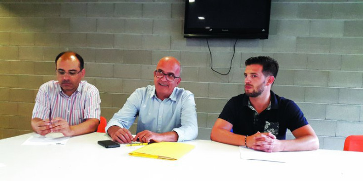 Albert Ferré, al centre, encapçalant una assemblea de l’FC Andorra.