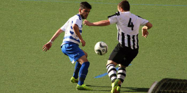 El dorsal 4 de l’Engordany, Jorge Miguel Pinto i el dorsal 17 de l’Encamp, Roberto dos Santos, en una acció del partit de la jornada 3, el 12 d’abril.
