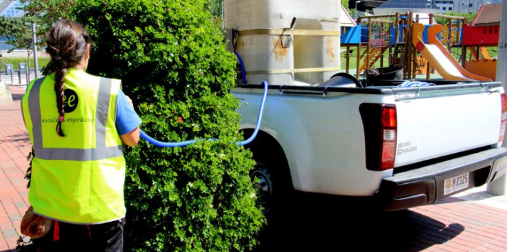 Els jardiners comunals cuiden les zones verdes d’Escaldes-Engordany.