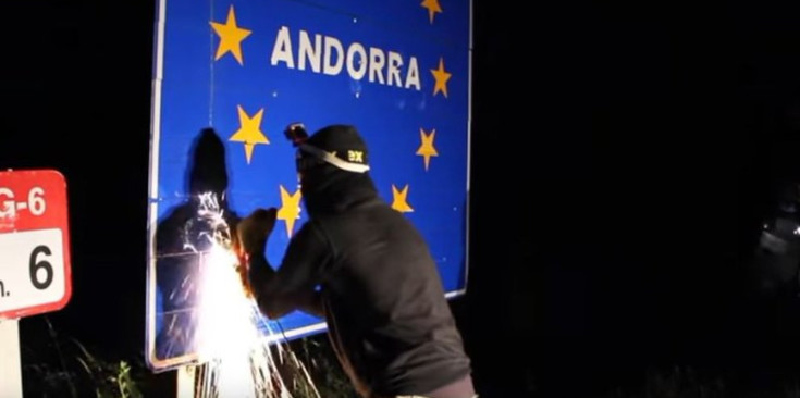 Un membre de l’esquerra independentista serra el senyal andorrà.