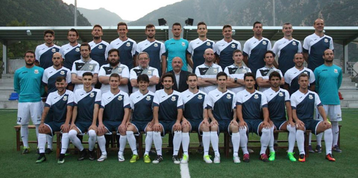 La foto d’equip de la plantilla de l’FC Santa Coloma dissenyada per jugar la Champions League 2017-2018, fa uns dies als camps de la Borda Mateu.