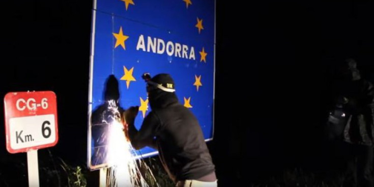 Un membre d’Arran serra el cartell d’Andorra a la CG6.