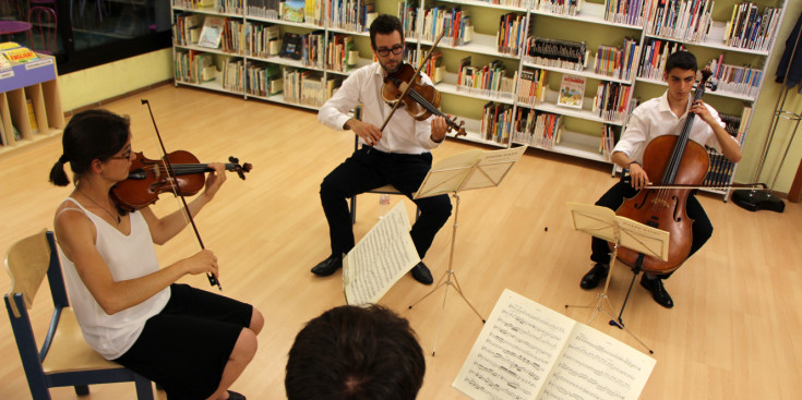 El Quartet Valira durant l’actuació a la sala infantil de la biblioteca, ahir.