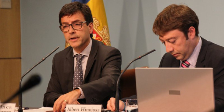 El ministre de Finances, Jordi Cinca, i el director de Tributs, Albert Hinojosa, durant la roda de premsa, d’ahir.