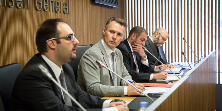 Ramon Tena presenta la proposta al Consell General, ahir.