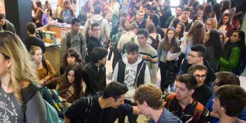 Un grup de joves entra en un centre educatiu del país.