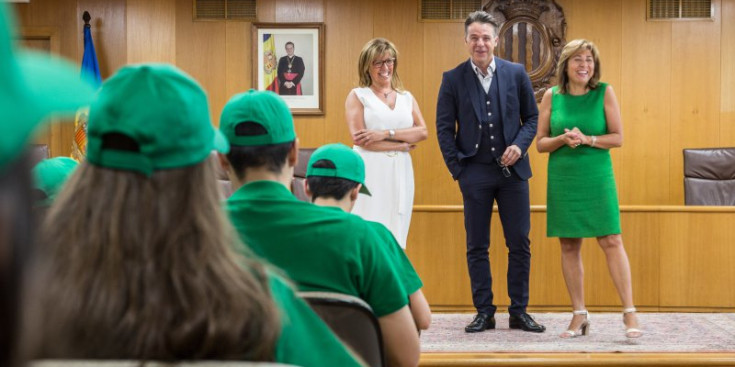 Marsol, Pons i la consellera Promoció Turística, Mònica Codina, donant la benvinguda als informadors turístics.