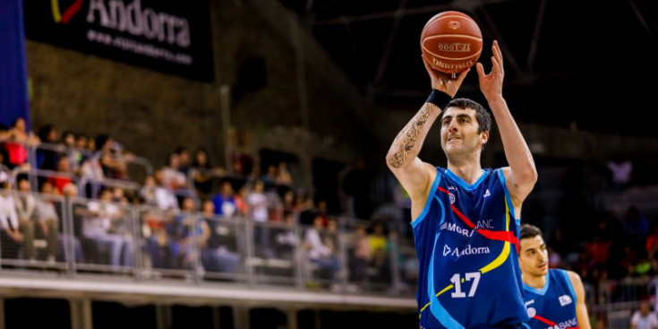 Llançament de tir lliure de Giorgi Shermadini en un enfrontament de la passada temporada.