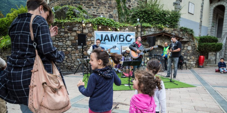 Públic molt jove a l’actuació inaugural de la quarta edició del Jambo Street Music, ahir.