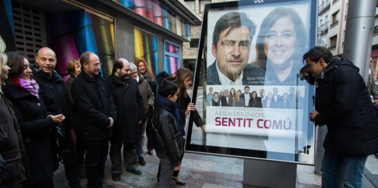 Els progressistes David Pérez i Corina Pacino acompanyats de diversos membres del partit durant l’enganxada de cartells dels darrers comicis comunals.