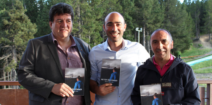 El president d'Assandca, Josep Saravia; l'autor del llibre, Eduard Vergara; i el president d'Aigua de Coco, Mateo López, durant la presentació del llibre 'No tot és córrer', ahir.