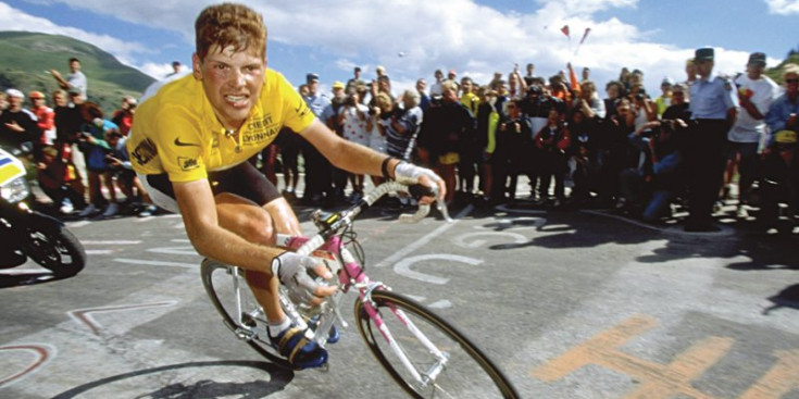 Jan Ullrich, en plena ascensió amb el mallot de líder del Tour de França.