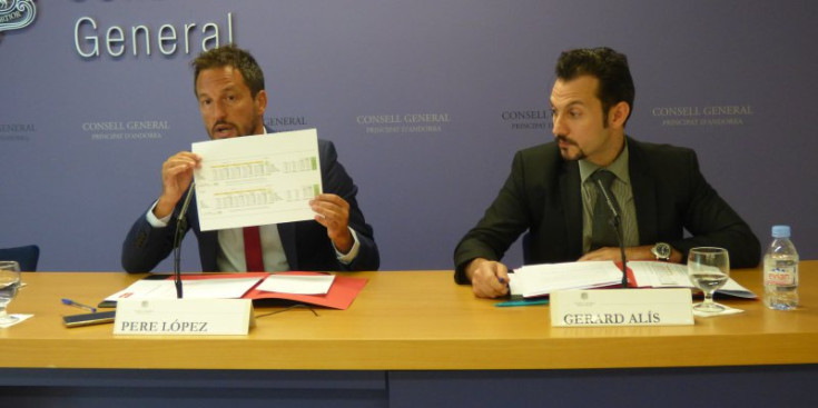 Els consellers del PS Pere López i Gerard Alís durant la roda de premsa d’ahir.