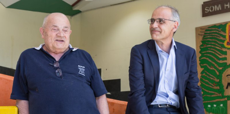 A la dreta, el cap de Govern, Toni Martí, acompanyat de mossèn Ramon de Canillo, en la visita anual a AINA.