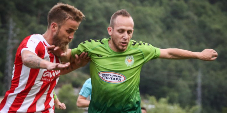 Fabio tracta de desfer-se de Radas en el partit d’ahir.