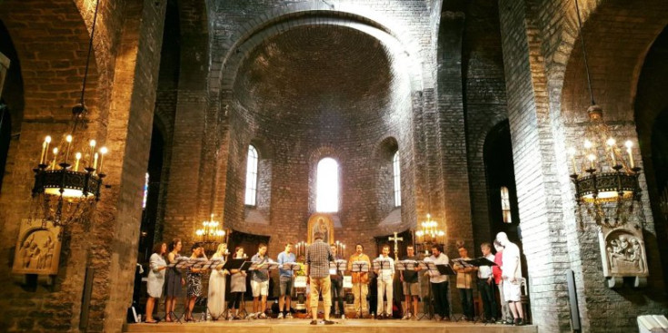 El Choeur de Chambre de Namur durant un assaig el divendres passat al Monestir de Ripoll.