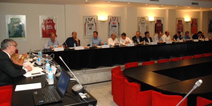 Francisco Roca presideix a Barcelona l’assemblea general extraordinària, ahir.