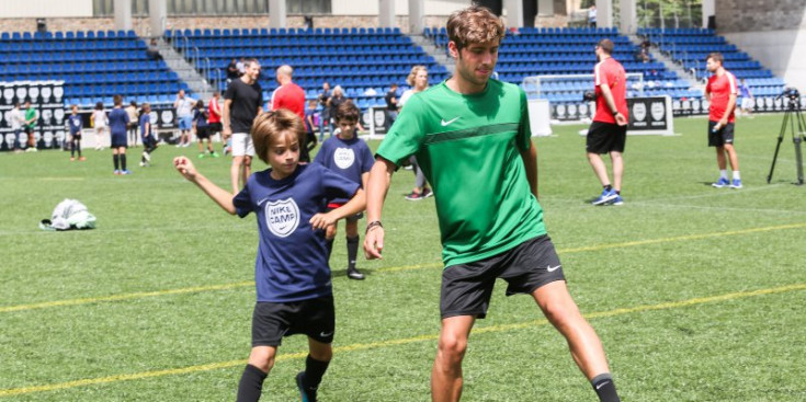 Sergi Roberto, amb un dels participants del Nike Camp.