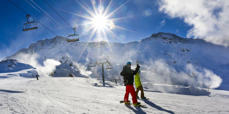 Uns ‘snowboarders’ baixen per les pistes d’Arcalís.