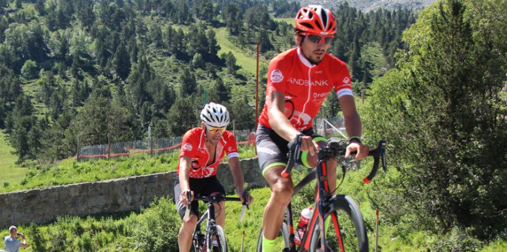 Diversos ciclistes pugen per la Coma d’Arcalís, ahir.