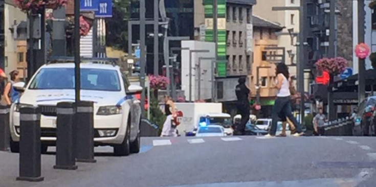 Un vehicle de la Policia en el lloc de l’incident, ahir.