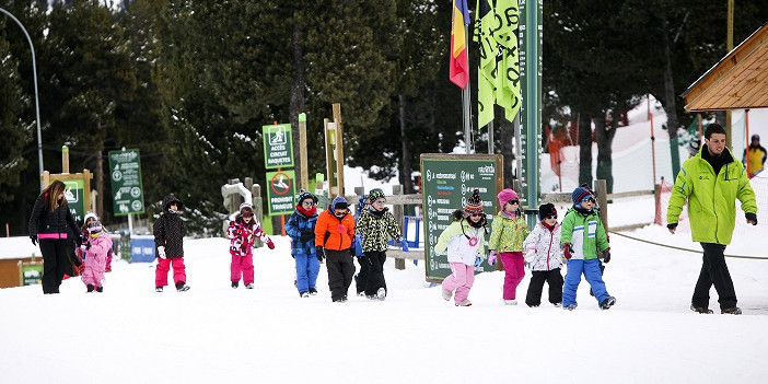 Uns nens practiquen esquí escolar.