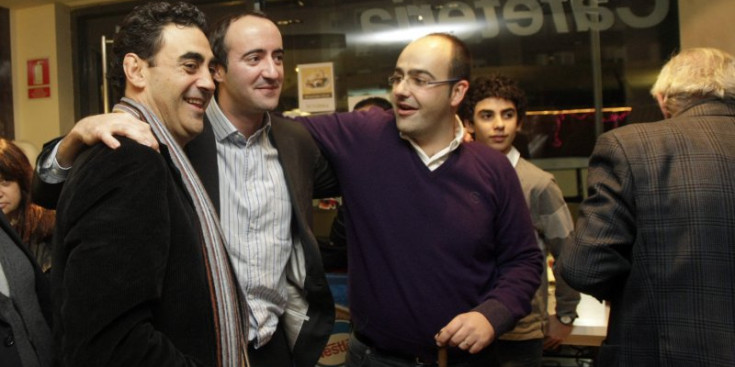 Amadeu Rossell, a la dreta, felicita David Baró i Raúl Ferré quan van guanyar les eleccions comunals del 2011.
