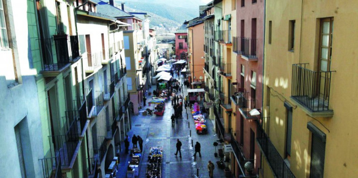 El carrer Major de la Seu d’Urgell, en un dia de mercat.