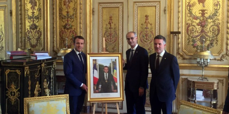 El president de França i el cap de Govern sostenen la fotografia oficial de Macron, ahir. al Palau de l’Elisi. A la dreta, el síndic general.