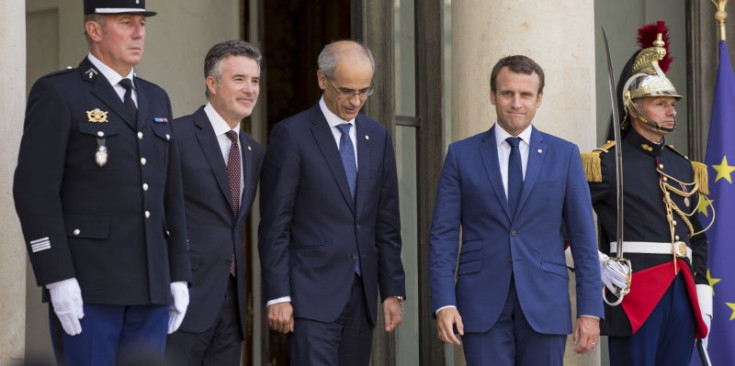 D’esquerra a dreta, el síndic general, Vicenç Mateu, el cap de Govern, Toni Martí, i el president de França i copríncep d’Andorra, Emmanuel Macron, ahir a l’exterior del Palau de l’Elisi.