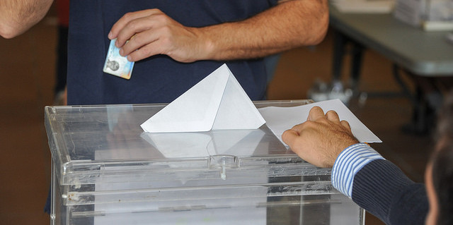 Un ciutadà diposita el seu vot.