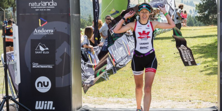 Laurence Lestang creua la meta com a primera classificada del triatló.