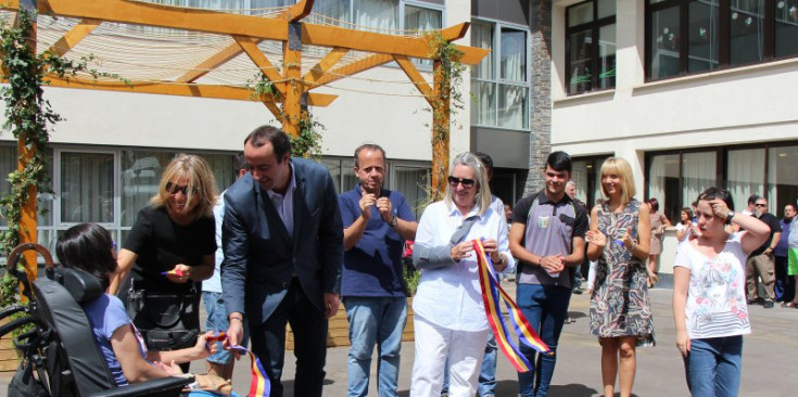 Inauguració de la pèrgola al pati de l’Escola Especialitzada Nostra Senyora de Meritxell, ahir.