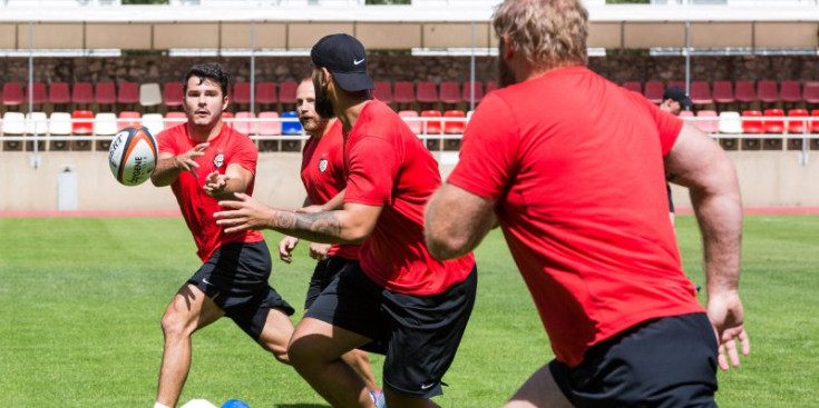 Els jugadors del conjunt de Tolosa es passen l’oval en un entrenament.