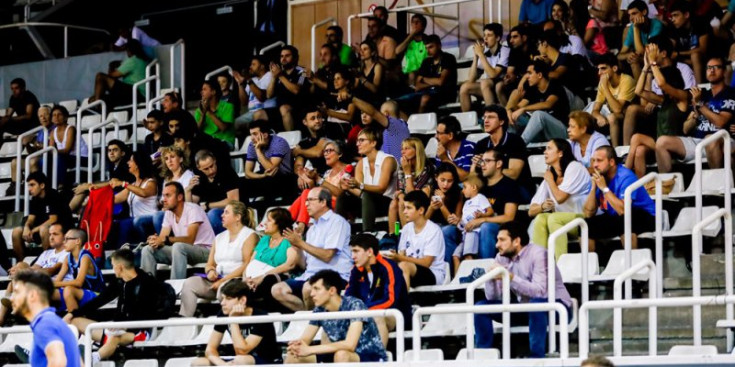 Públic assistent al pavelló en el matx entre Andorra i San Marino.