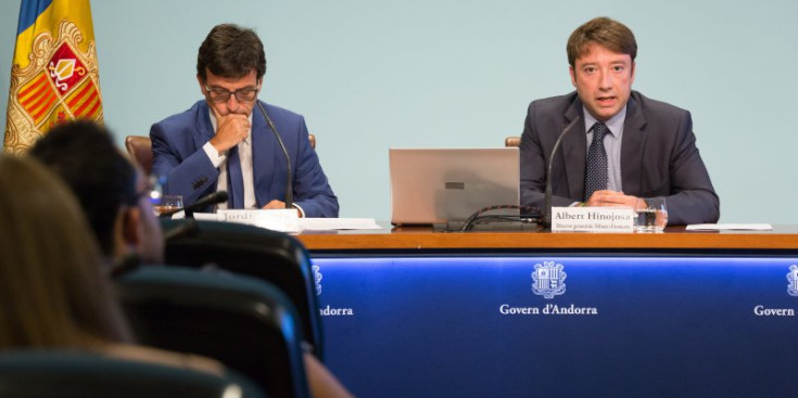 El ministre portaveu i de Finances, Jordi Cinca, i el director general del Departament de Tributs i Fronteres, Albert Hinojosa, ahir.