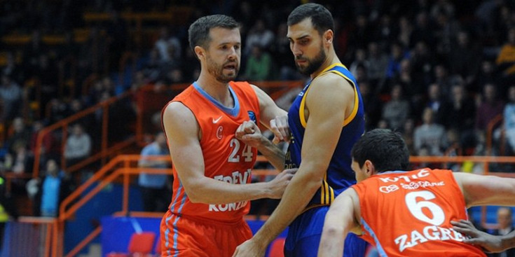 Shurna, amb el número 24, en un partit del Cedevita.