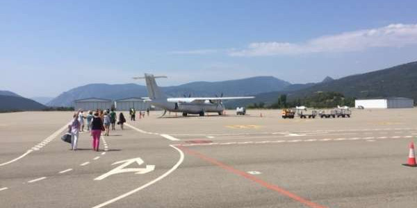 Els passatgers d’un dels quatre vols de prova del 18 de juliol del 2015 a l’aeroport Andorra-la Seu.