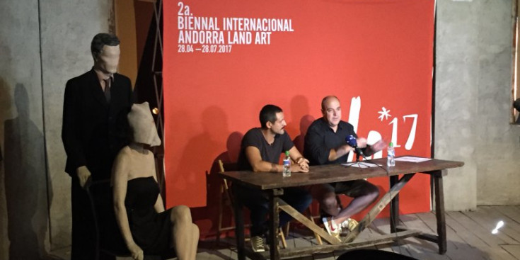 L’actor Isak Férriz i el comissariat de la Biennal, Pere Moles, durant l’acte de cloenda aquest dissabte.